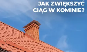 Ceglany komin na dachu pod błękitnym niebem. Jak zwiększyć cug w kominie?