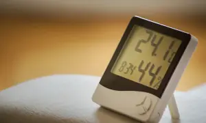 Termometr pokazuje 24.1°C i 44% wilgotności. Suche powietrze może powodować katar.