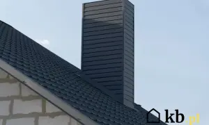 Nowoczesny, czarny komin zewnętrzny na dachu. Czy komin zewnętrzny musi być ocieplony? Zobacz, jak wygląda jego obudowa.