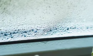 Krople wody na zaparowanym oknie. Szukasz domowych sposobów na zaparowane okna w domu?