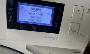 Na wyświetlaczu pralki komunikat: "ZBIORNIK. Wysuń zbiornik i wylej wodę. Wciśnij START". Dużo wody w pojemniku na skropliny.