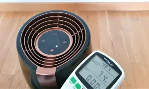 Oczyszczacz powietrza Philips zużywa 7.4W. Miernik pokazuje, ile prądu zużywa oczyszczacz powietrza.
