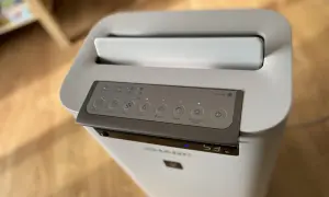 Panel sterowania jonizatora powietrza Sharp UA-HG50E. Dowiedz się, jak używać jonizator powietrza, wybierając tryby pracy i ustawienia.