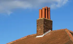Komin systemowy z cegły i ceramicznych nasad. Czy do jego budowy użyto zaprawy czy kleju?