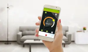 Aplikacja na smartfonie pokazuje aktualną temperaturę 26.5°C. To wygodna tabela wilgotności powietrza.