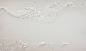 Odpada tynk na ścianie, co może być skutkiem zmian wilgotności powietrza a temperatury.