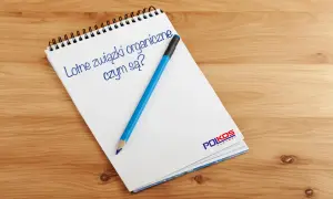 Notatnik z pytaniem "Lotne związki organiczne czym są?". Obok leży niebieski ołówek.