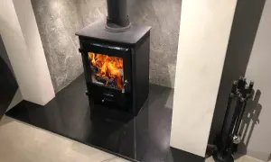 Nowoczesny kominek z palącym się ogniem. Czy warto zainwestować w taki radiator do kominka?