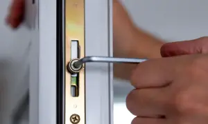 Regulacja okna w trybie zimowym za pomocą klucza imbusowego.