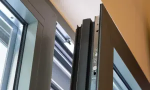 Mechanizm okna uchylnego, pokazujący detale, które pomogą Ci dowiedzieć się, jak wyregulować okno uchylne.