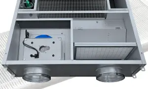 Wnętrze wentylatora z widocznymi różnymi rodzajami filtrów powietrza, elementami wentylacyjnymi i okablowaniem.