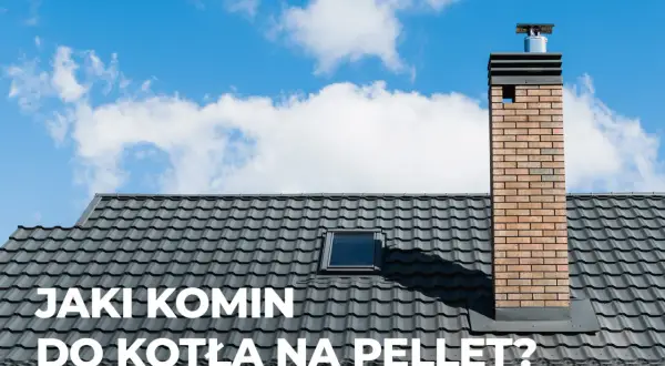 Jaki komin do pieca na pellet? Ceglany komin na dachu domu, pod błękitnym niebem z chmurami.