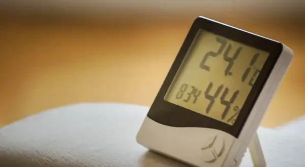 Termometr pokazuje 24.1°C i 44% wilgotności. Suche powietrze może powodować katar.