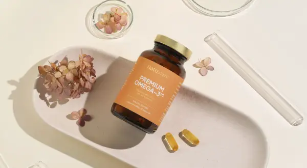 Buteleczka z suplementem "Premium Omega-3TG" z 500 EPA, 250 DHA. Epa co to znaczy? To kwas tłuszczowy wspierający mózg, serce i wzrok.