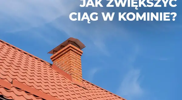 Ceglany komin w domu, widoczny na tle błękitnego nieba z chmurami. Pytanie brzmi: "Jak zwiększyć ciąg w kominie?".
