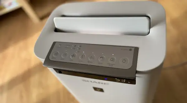 Panel sterowania jonizatora powietrza Sharp UA-HG50E. Dowiedz się, jak używać jonizator powietrza, wybierając tryby pracy i ustawienia.