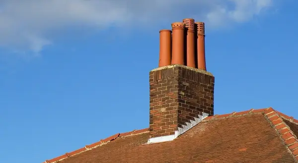 Komin systemowy z cegły i ceramicznych nasad. Czy do jego budowy użyto zaprawy czy kleju?