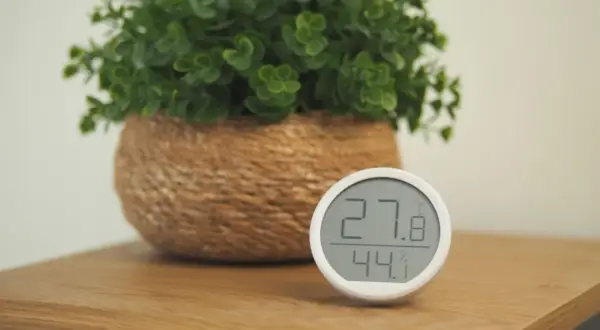 Termometr pokazuje 27.8°C i 44% wilgotności. Utrzymanie odpowiedniego poziomu wilgotności jest ważne, by nie pogarszać objawów astmy.