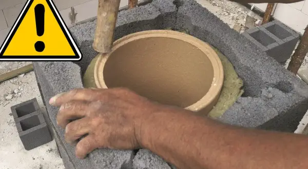 Montaż ceramicznej rury w systemie kominowym. Zbrojenie komina systemowego wymaga precyzji.