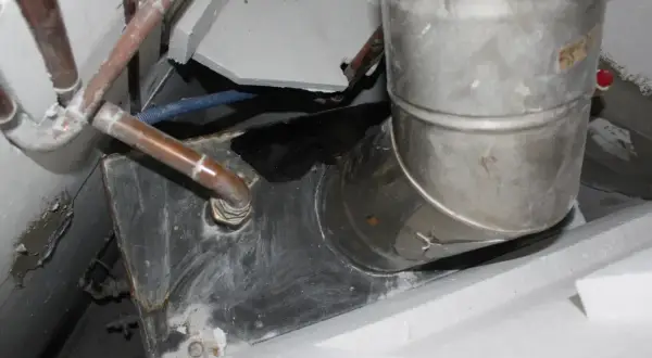 Metalowa rura pieca połączona z kominem. Zastanawiasz się, czym uszczelnić rurę od pieca do komina?