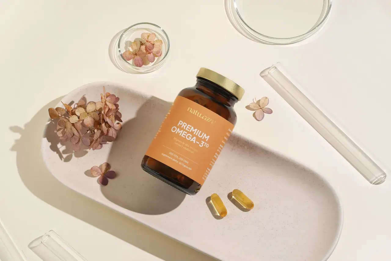 Buteleczka z suplementem "Premium Omega-3TG" z 500 EPA, 250 DHA. Epa co to znaczy? To kwas tłuszczowy wspierający mózg, serce i wzrok.