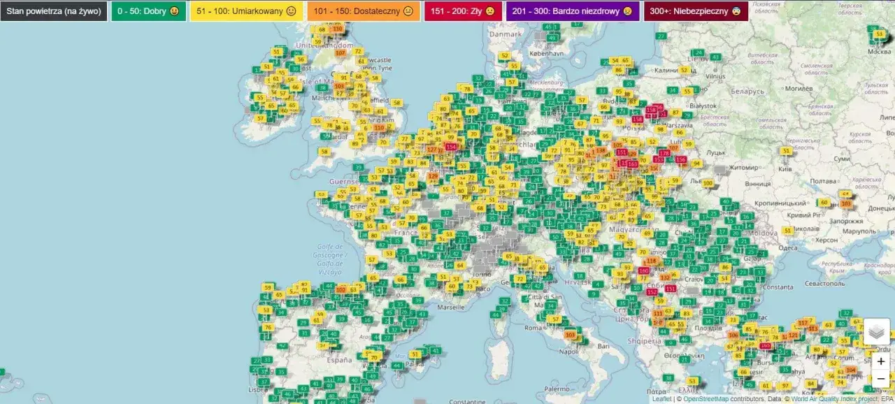 Mapa Europy z kolorowymi wskaźnikami pokazującymi aqi normy jakości powietrza. Zielone punkty oznaczają dobry stan, żółte umiarkowany, a czerwone i fioletowe wskazują na zły lub niebezpieczny.