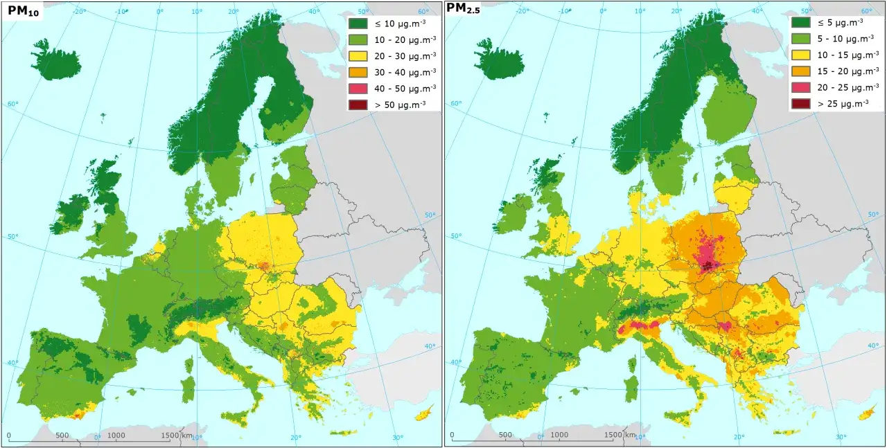 Mapy Europy pokazujące jakość powietrza: PM10 i PM2.5. Kolory wskazują stężenie pyłów, od zielonego (niski) do czerwonego (wysoki).