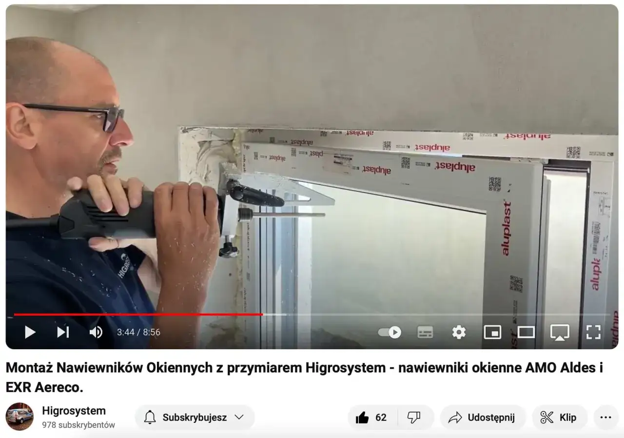 Montaż nawiewników okiennych z przyśpieszaczem Higrosystem. Widać montaż wentylacji w oknach.
