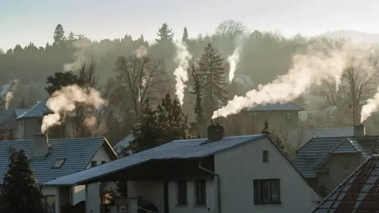 Dym z kominów unosi się nad osiedlem, tworząc mglistą zasłonę. To znak, że zła jakość powietrza jest problemem w tej okolicy.