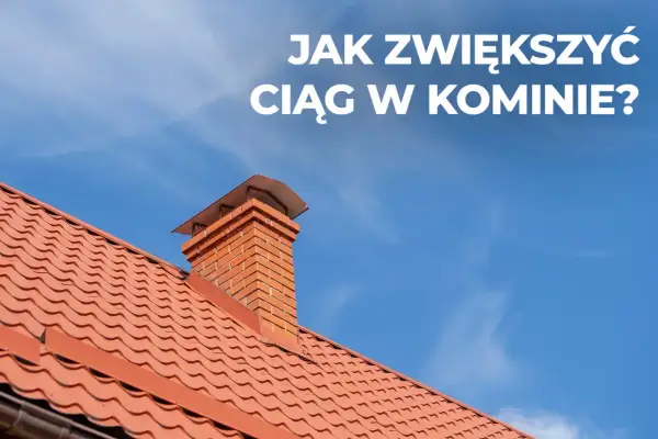 Ceglany komin na dachu pod błękitnym niebem. Jak zwiększyć cug w kominie?