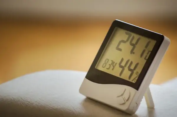Termometr pokazuje 24.1°C i 44% wilgotności. Suche powietrze może powodować katar.