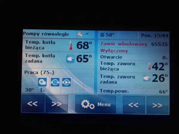 Wyświetlacz kotła na ekogroszek: temperatura kotła 68°C, zadana 65°C. Temperatura spalin w kominie nie jest widoczna, ale temperatura zaworu wynosi 42°C.