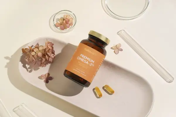 Buteleczka z suplementem "Premium Omega-3TG" z 500 EPA, 250 DHA. Epa co to znaczy? To kwas tłuszczowy wspierający mózg, serce i wzrok.