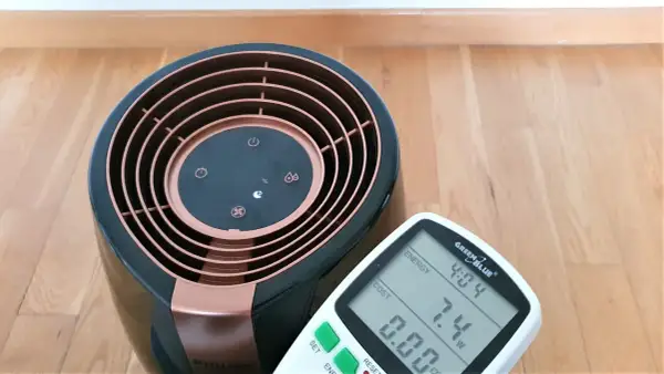 Oczyszczacz powietrza Philips zużywa 7.4W. Miernik pokazuje, ile prądu zużywa oczyszczacz powietrza.