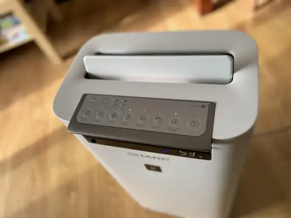 Panel sterowania jonizatora powietrza Sharp UA-HG50E. Dowiedz się, jak używać jonizator powietrza, wybierając tryby pracy i ustawienia.