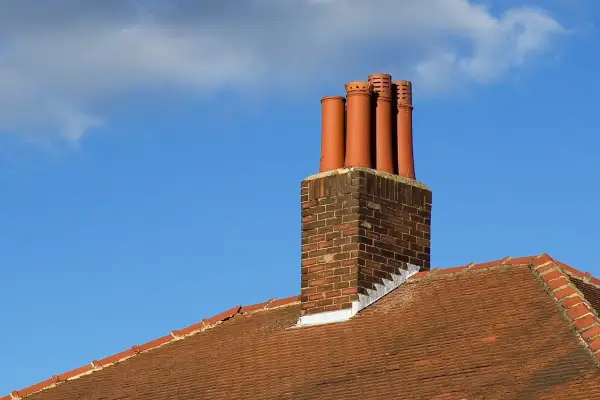 Komin systemowy z cegły i ceramicznych nasad. Czy do jego budowy użyto zaprawy czy kleju?