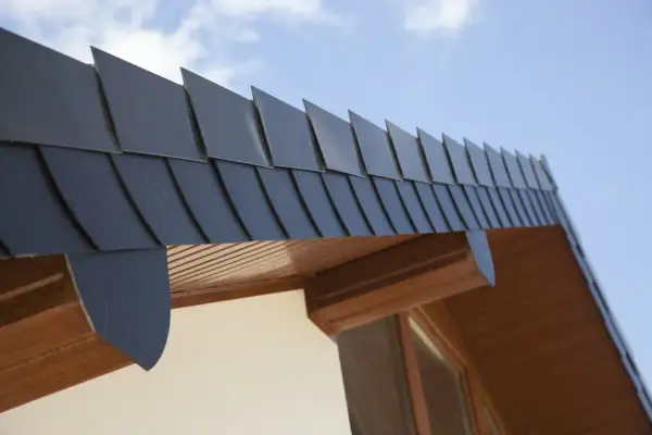 Dachówka z struktonitu tworzy elegancką, łuskowatą fakturę na dachu.