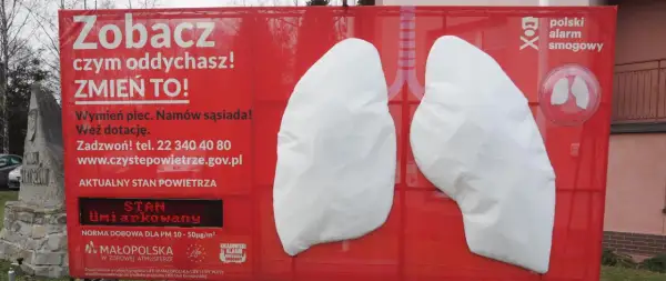 Plakat z płucami i napisem "Zobacz czym oddychasz! Zmień to!". Informuje o smogu i normach lzo normy.