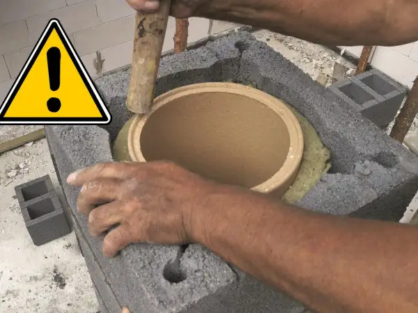 Montaż ceramicznej rury w systemie kominowym. Zbrojenie komina systemowego wymaga precyzji.
